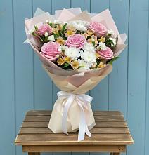 Букет цветов из:  Гвоздики, Орхидеи и Розы в Голиково