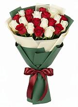 Букет Микс из красных и белых роз в Голиково
