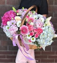 Композиция солнечный день в Голиково Цветочная композиция из Розы, Хризантемы, Пионы и Лизиантусы в корзине в Голиково