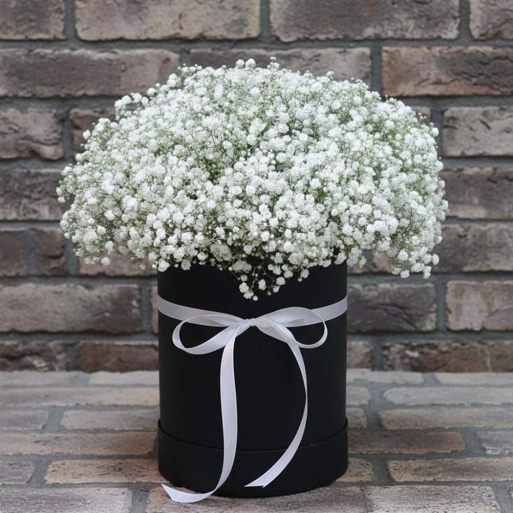 Цветочная композиция из Гипсофила в шляпной коробке в Голиково