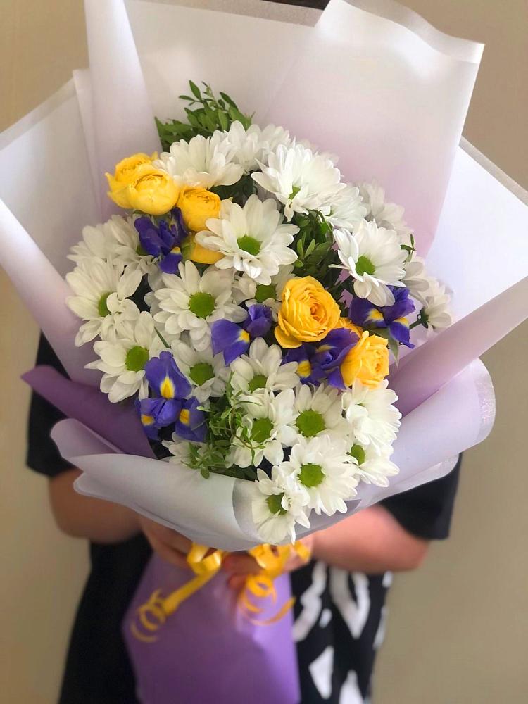 Букет цветов из: Ирисы, Хризантемы и Розы в Голиково