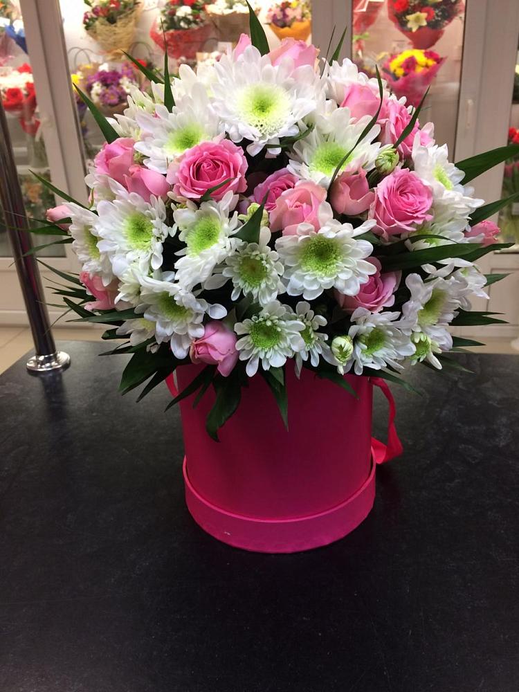 Цветочная композиция из Розы и Хризантемы в шляпной коробке в Голиково