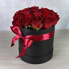 Цветочная композиция из Розы в шляпной коробке в Голиково
