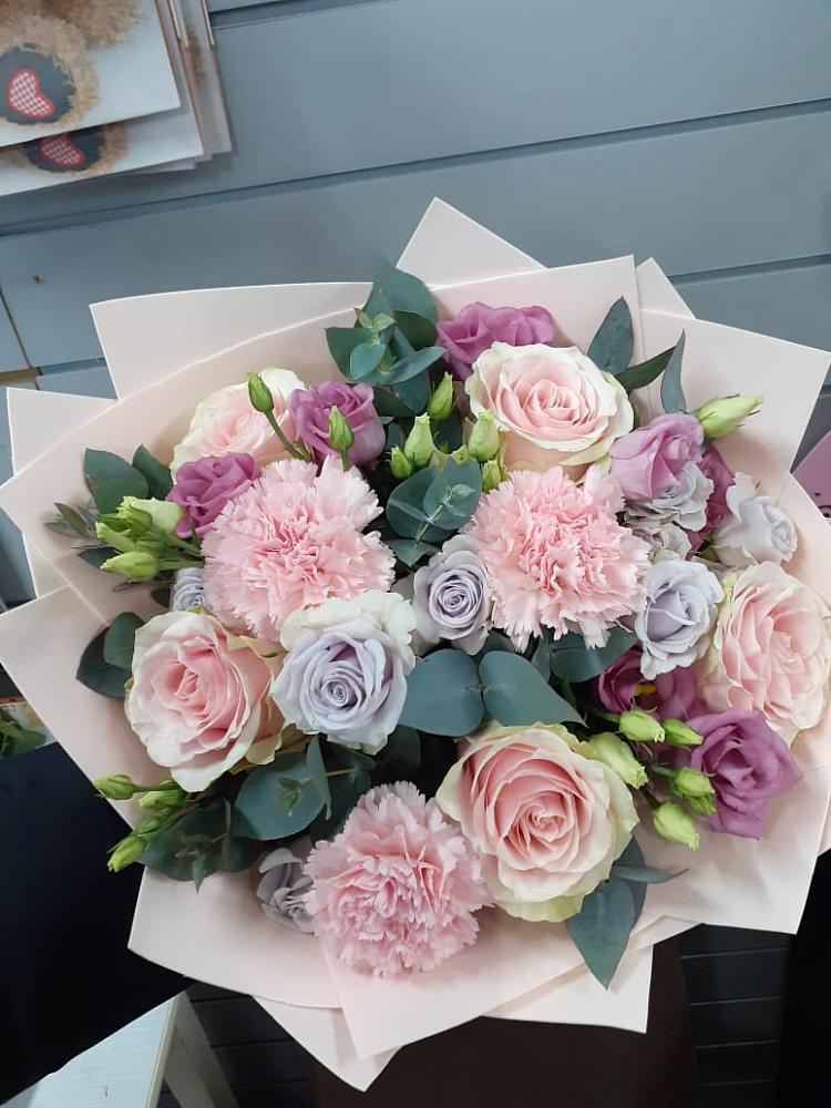 Букет цветов из: Розы, Гвоздики и Лизиантусы в Голиково