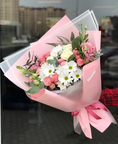 Букет цветов из: Розы, Лизиантусы и Хризантемы в Голиково
